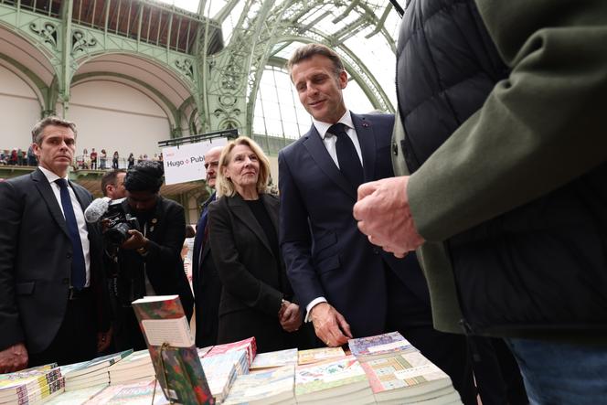 Emmanuel Macron, acompanhado pela Ministra da Cultura Catherine Pegard, na Feira do Livro de Paris, no Grand Palais, 17 de abril de 2026.
