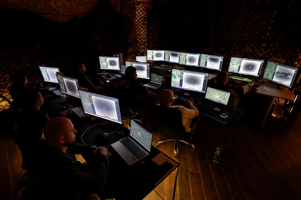 Salle d’observation du ciel destinée à surveiller les drones russes, dans un lieu tenu secret en Ukraine, le 8 avril 2026. - SOFIIA GATILOVA/REUTERS