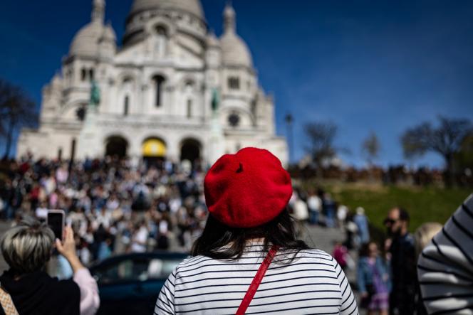 Em frente à basílica do Sacré-Cœur, no topo da colina de Montmartre, na segunda-feira de Páscoa, em Paris, 6 de abril de 2026.