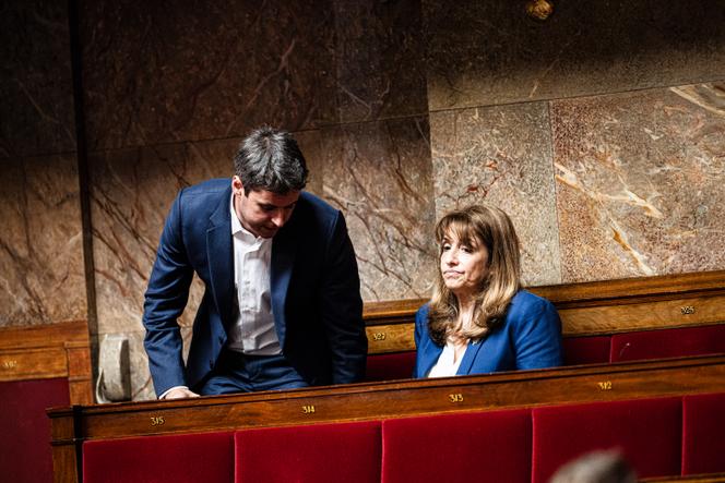 O presidente do grupo Ensemble pour la République, Gabriel Attal, e Caroline Yadan, deputada (relacionada ao Renascimento) do povo francês estabelecido fora da França, na Assembleia Nacional, em Paris, 16 de abril de 2026.