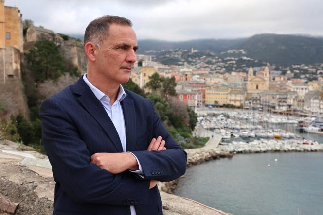 O presidente do conselho executivo da assembleia da Córsega, Gilles Simeoni, em Bastia, 26 de fevereiro de 2026.