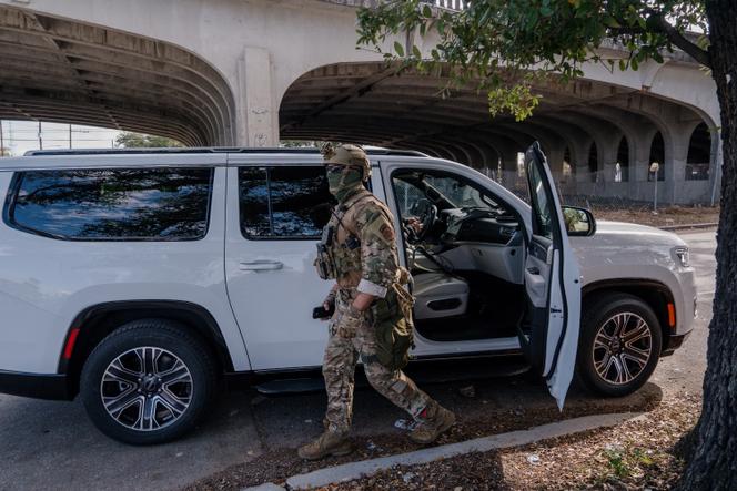 Membro da unidade tática de Alfândega e Proteção de Fronteiras dos Estados Unidos, após prisões em Nova Orleans (Louisiana, Estados Unidos), em 3 de dezembro de 2025.