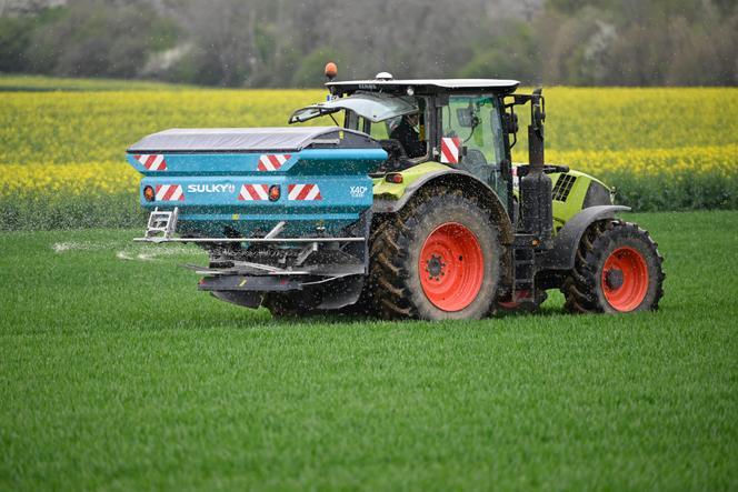 Un agriculteur procède à l’épandage de nitrate d’ammonium dans un champ à Angevillers (Moselle), le 10 avril 2026. 