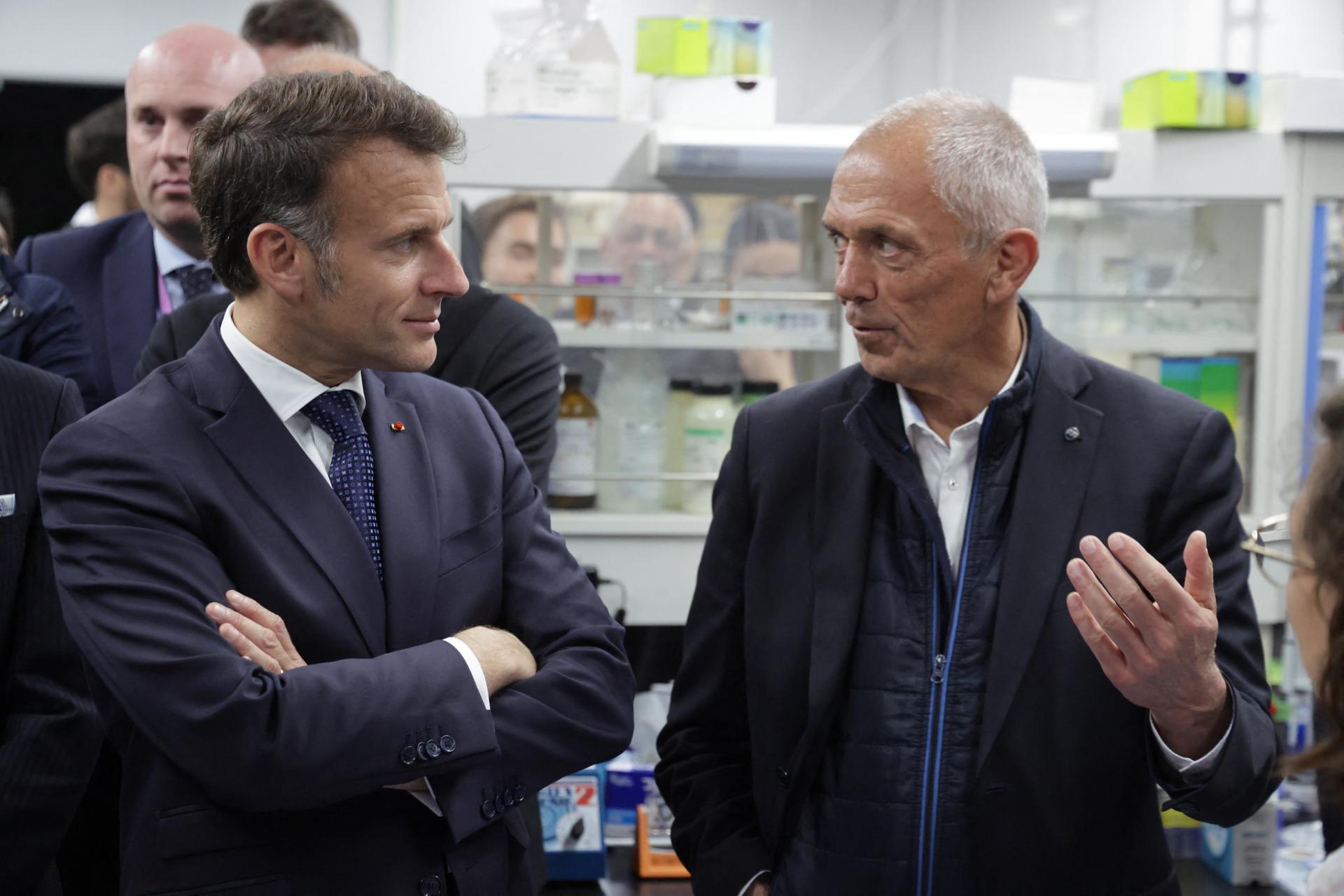 Emmanuel Macron et Antoine Petit, directeur général du CNRS, lors d’une visite des installations du Laboratoire des systèmes micromécatroniques intégrés, en partenariat avec le Laboratoire international de recherche du CNRS, à Tokyo, le 1ᵉʳ avril 2026.