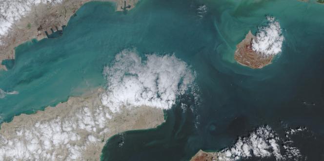 Iran threatens to close Hormuz again, if US blockade continues