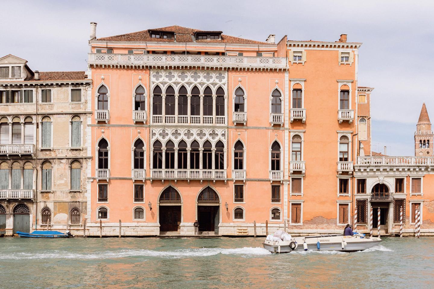 A Venise, nichée dans un palais, la nouvelle fondation Dries Van Noten présente œuvres d’art et pièces d’artisanat venues du monde entier
