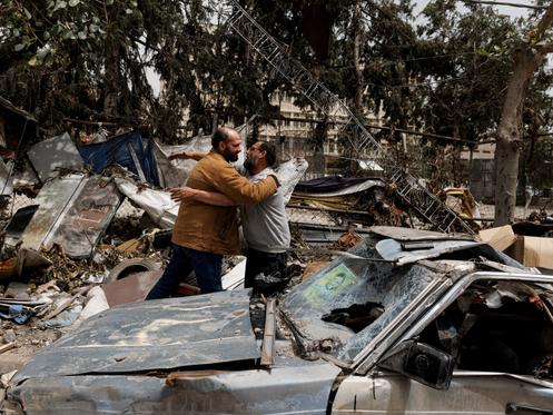 Hussein Kouhail revient de Saïda, où il s’était réfugié. Il vient de découvrir sa voiture endommagée, selon lui, par une frappe israélienne. A Nabatiyé, au Liban, le 18 avril 2026.