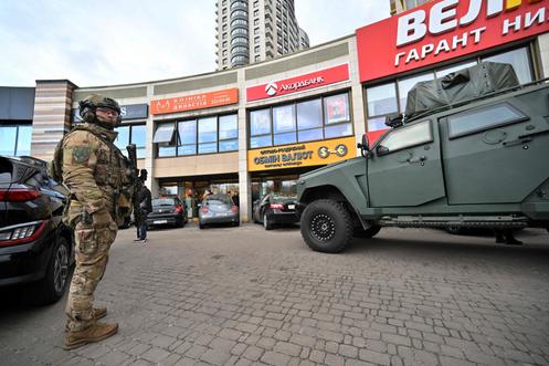 Un policier des forces spéciales en faction devant les lieux de la fusillade à Kiev le 18 avril 2026. 