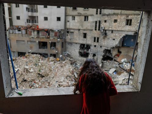 Alaa Dahnoun et sa famille reviennent tout juste de Beyrouth. Ils découvrent ensemble l’appartement familial abîmé. A Nabatiyé, au Liban, le 18 avril 2026.