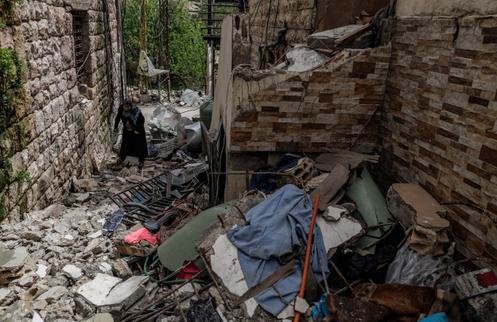 Une déplacée fouille les décombres de sa maison afin d’y récupérer quelques affaires, à Nabatiyé, au Liban, le 18 avril 2026