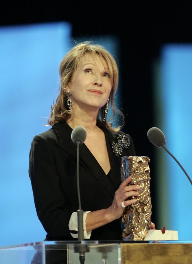 Nathalie Baye e seu César de melhor atriz por “Le Petit Lieutenant”, em Paris, 25 de fevereiro de 2006.