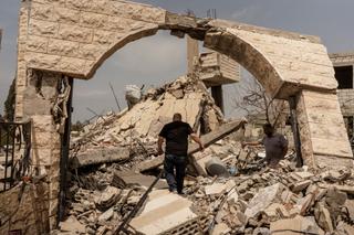 Homens vasculham os escombros após um atentado, um dia após a entrada em vigor do cessar-fogo com Israel, em Arnoun, Líbano, em 17 de abril de 2026.