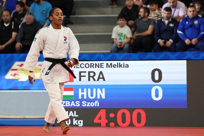 A francesa Melkia Auchecorne chega ao tatame para a final europeia da categoria até 70 kg contra o húngaro Szofi Ozbas, em Tbilisi, no dia 18 de abril de 2026. 