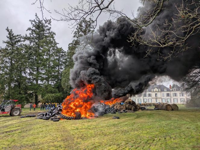 Une centaine d’agriculteurs de la Coordination rurale du Loiret manifestent dans le parc du château du Bouchet, à la suite de la nomination d’Anne Le Strat à la tête de l’Office français de la biodiversité, à Dry (Loiret), le 3 février 2026. 