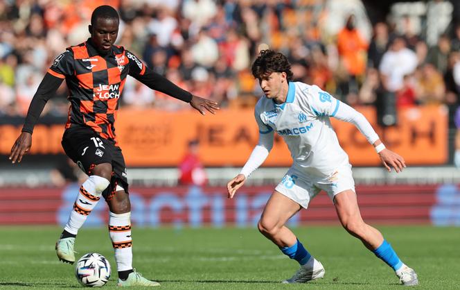 O atacante do Lorient, Bamba Dieng (esquerda), enfrentando o zagueiro do OM, Leonardo Balerdi, durante a partida da Ligue 1 entre os dois times, no estádio Moustoir, em Lorient, em 18 de abril de 2026. 