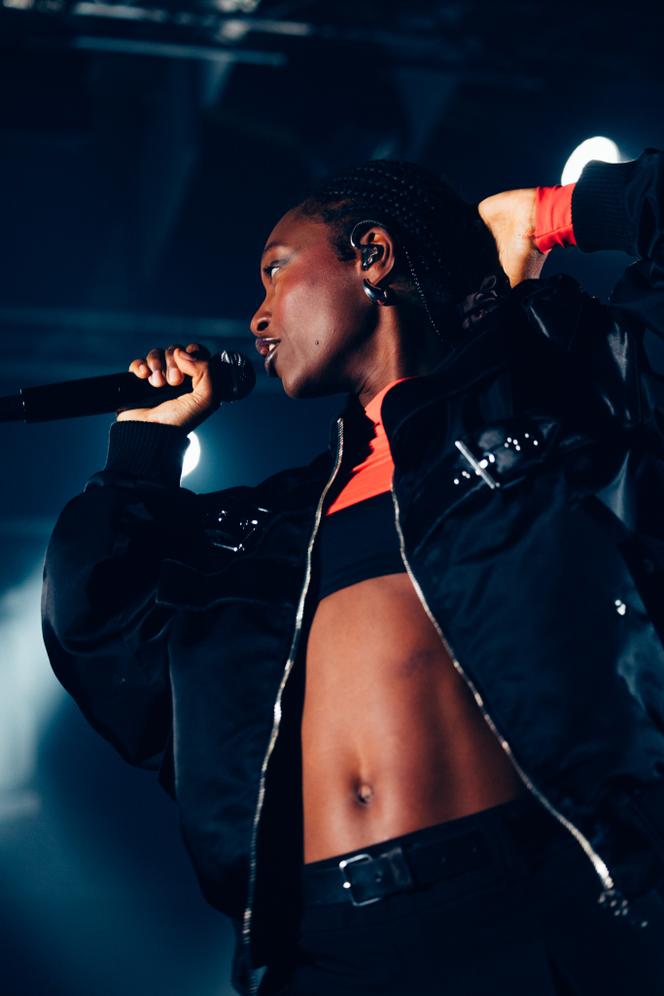 Apenas Shani no palco, no Printemps de Bourges, 17 de abril.