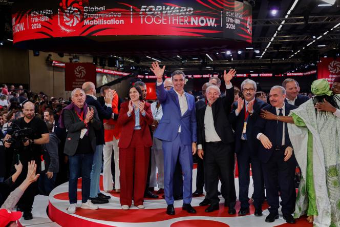 O primeiro-ministro espanhol Pedro Sanchez (centro) e o presidente brasileiro Luiz Inácio Lula da Silva (à direita) no final da cúpula “em defesa da democracia” em Barcelona (Espanha), 18 de abril de 2026.