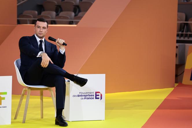 Jordan Bardella, presidente do Rally Nacional, durante o início do ano letivo Medef, em Paris, 28 de agosto de 2025.