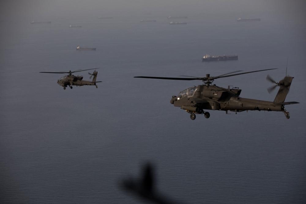 Des hélicoptères américains survolant le détroit d’Ormuz lors d’une patrouille, le 17 avril 2026. - US CENTRAL COMMAND (CENTCOM)/AFP