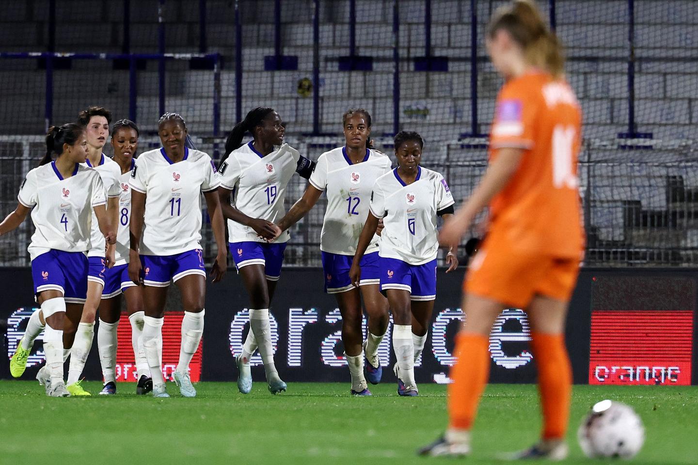 Mondial 2027 de football : l’équipe de France féminine accrochée par les Pays-Bas, la qualification directe s’éloigne