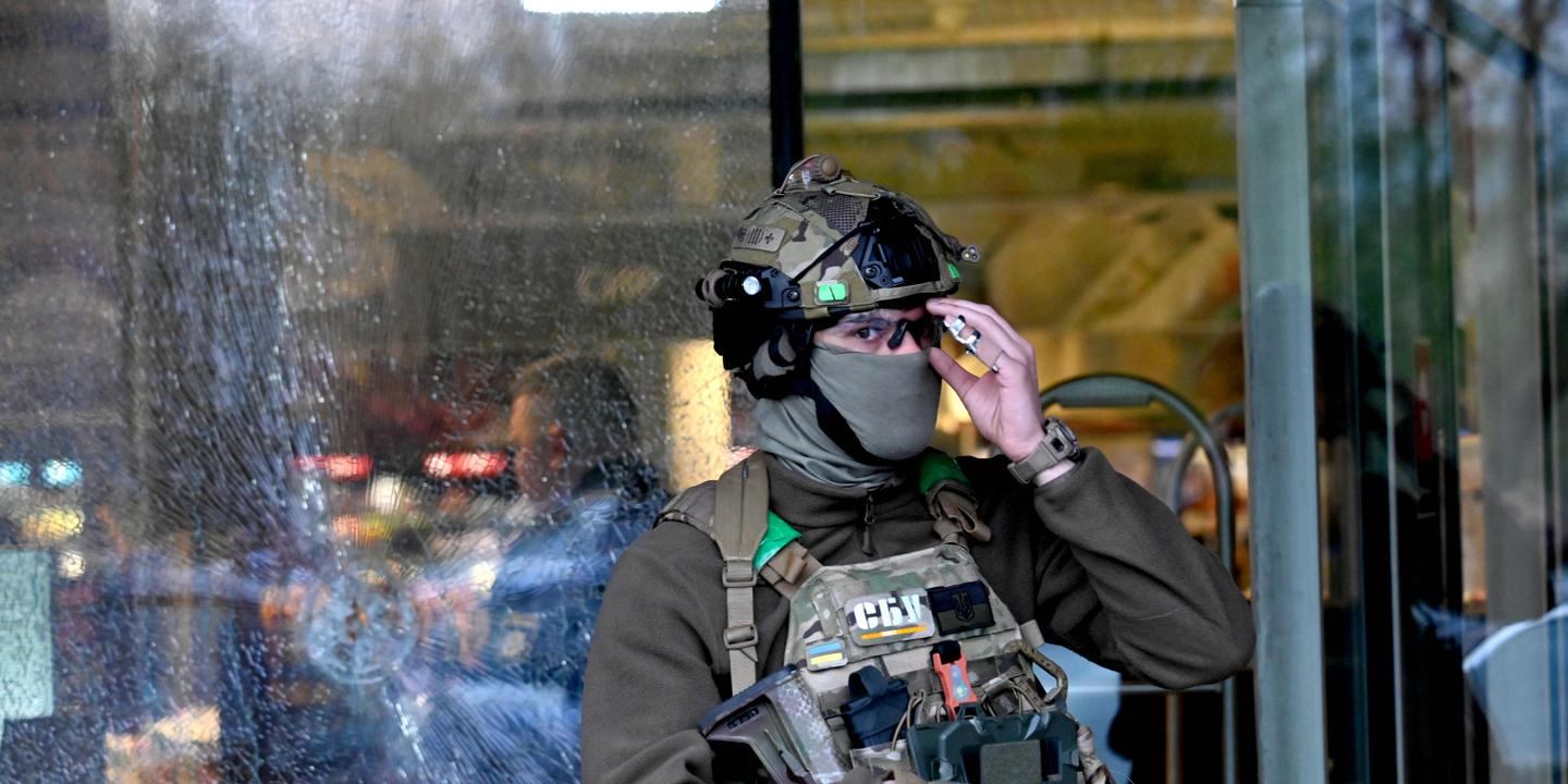 EN DIRECT, guerre en Ukraine : la fusillade et la prise d’otages survenues samedi à Kiev qualifiées d’acte terroriste