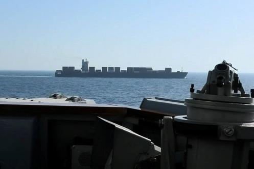 Le porte-conteneurs Touska, alors arraisonné par la marine américaine en mer d’Oman, le 19 avril 2026.
