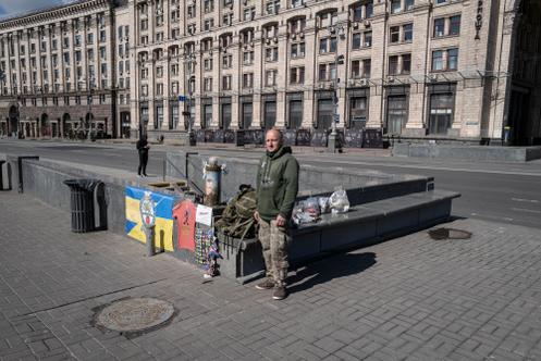 Volodymyr, 58 ans, vétéran de l’armée soviétique, vend des patchs et des gadgets militaires afin de collecter des fonds pour soutenir l’armée. A Kiev, le 19 avril 2026.