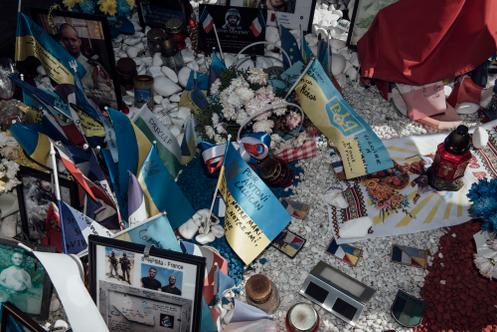 Drapeau ukrainien planté en mémoire d'Antoni Lallican, photojournaliste français tué par un drone russe en octobre 2025. Place de l’Indépendance, à Kiev, le 19 avril 2026.