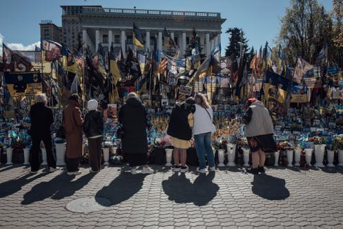 Moment de recueillement place de l’Indépendance, à Kiev, le 19 avril 2026.