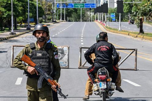 Des policiers pakistanais dans la « zone rouge » d’Islamabad, le 19 avril 2026.