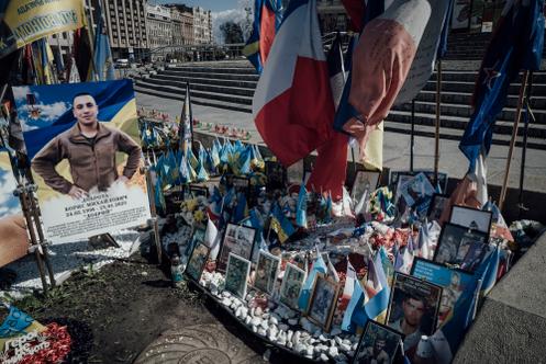 Un carré installés pour les français morts durant la guerre en Ukraine, place de l’Indépendance, à Kiev, le 19 avril 2026.