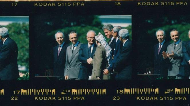 Bill Clinton, Yasser Arafat e Yitzhak Rabin, durante a assinatura dos Acordos de Oslo no gramado da Casa Branca, 13 de setembro de 1993. Imagem retirada do documentário “Palestina, uma História”, de Alain Lewkowicz.