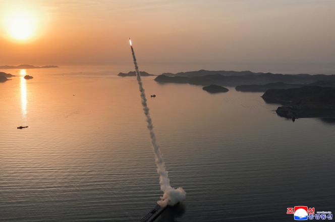 Photo publiée le 20 avril 2026 par l’agence de presse officielle nord-coréenne KCNA, montrant un essai d’un missile balistique à courte portée modernisé, réalisé dans un lieu tenu secret en Corée du Nord.