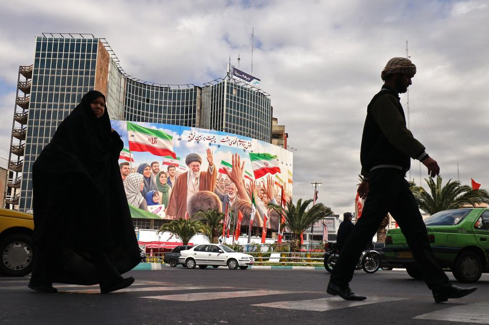 Un panneau d’affichage à l’effigie du guide suprême iranien assassiné, l’ayatollah Ali Khamenei, sur la place Valiasr à Téhéran, le 19 avril 2026. - ATTA KENARE/AFP