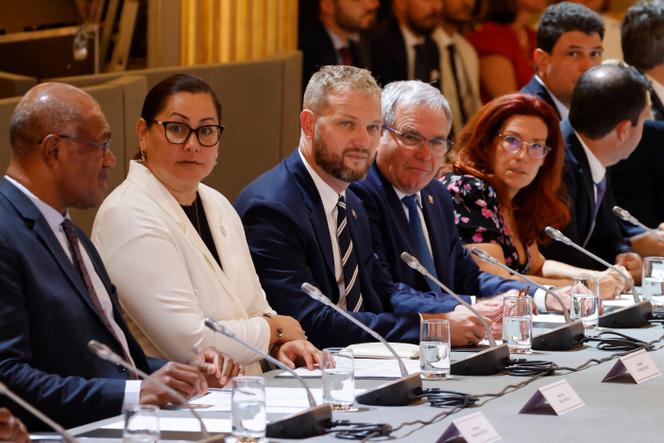 O presidente do governo da Nova Caledônia, Alcide Ponga, a presidente do Congresso da Nova Caledônia, Veylma Falaeo, o deputado Nicolas Metzdorf, o senador Georges Naturel e a presidente da Assembleia da província Sul da Nova Caledônia, Sonia Backès, durante uma cúpula sobre a Nova Caledônia no palácio do Eliseu, em Paris, em 2 de julho de 2025. 