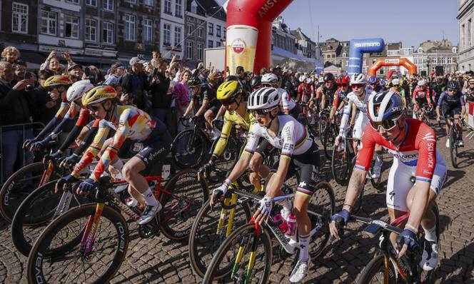 Corredores na largada da Amstel Gold Race 2026 em Maastricht (Holanda), 19 de abril de 2026. 