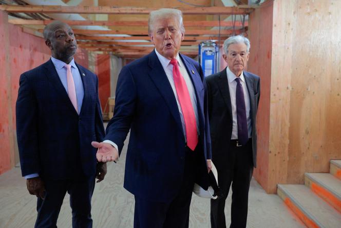 O senador republicano da Carolina do Sul, Tim Scott, o presidente dos EUA, Donald Trump, e o presidente do Fed, Jerome Powell, durante sua visita ao local de reforma da sede do Federal Reserve em Washington, 24 de julho de 2025.