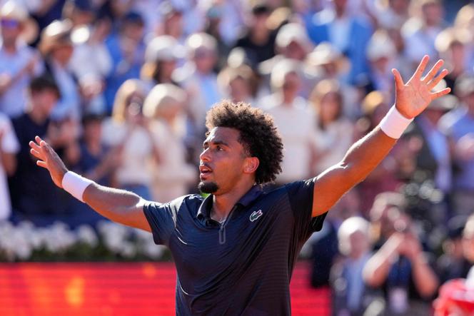 O tenista francês Arthur Fils comemora sua vitória contra o russo Andrey Rublev no torneio ATP 500 em Barcelona, ​​19 de abril de 2026. 