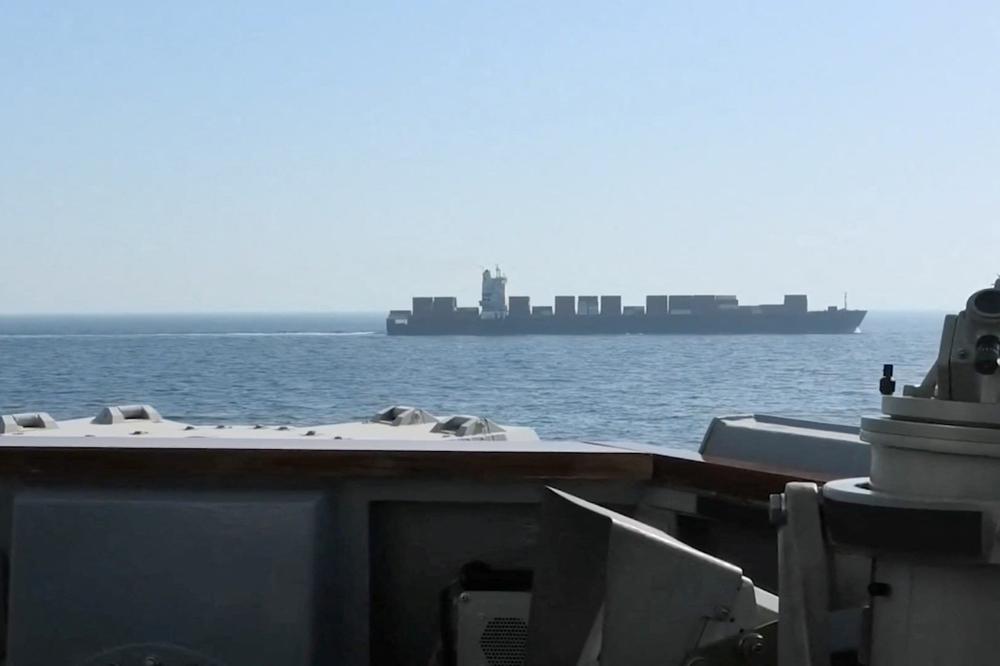 Une vue du cargo « Touska », battant pavillon iranien, alors que l’USS Spruance (DDG 111) procède à son interception dans une zone située au nord de la mer d’Oman, sur cette capture d’écran tirée d’une vidéo diffusée le 19 avril 2026. - CENTCOM / VIA REUTERS