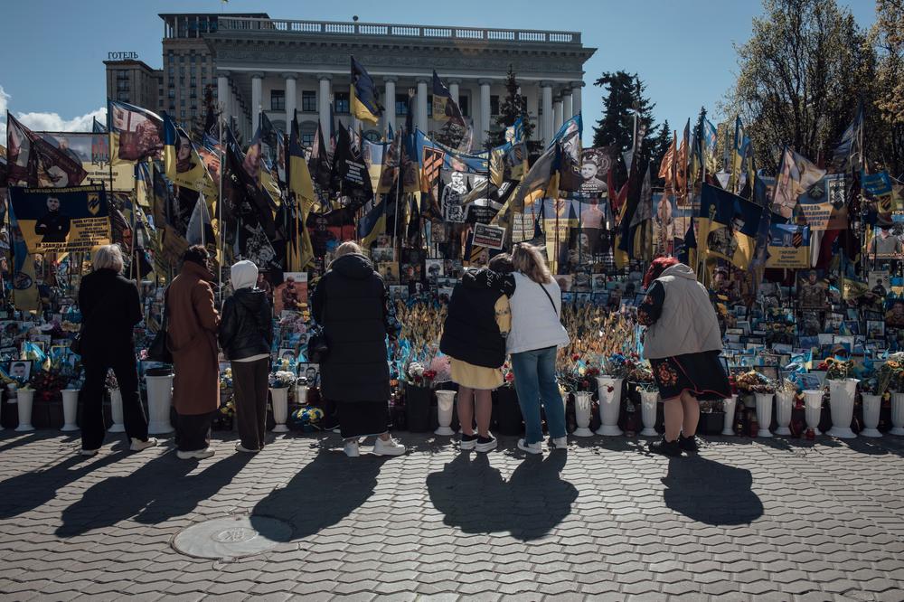 Le mémorial dédié aux soldats tombés au front, place de l’Indépendance à Kiev, le 19 avril 2026. - ADRIEN VAUTIER/LE PICTORIUM POUR « LE MONDE »