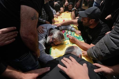 Le cercueil d’un combattant du Hezbollah, tué lors de la guerre entre le Hezbollah et Israël, à l’occasion de funérailles collectives dans le village de Bazouriyé, au Liban sud, le 20 avril 2026.