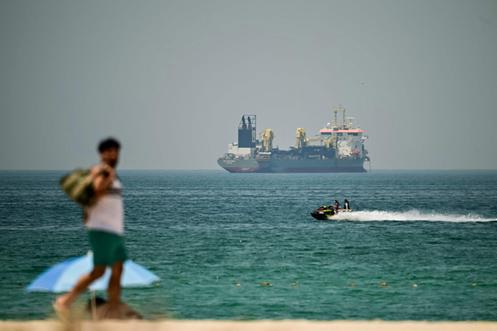 Un navire commercial, immobilisé en mer au large de Dubaï, le 20 avril 2026. 