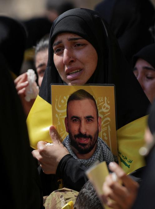 Lors des funérailles de combattants du Hezbollah, tués lors de la guerre entre le Hezbollah et Israël, dans la banlieue sud de Beyrouth, le 20 avril 2026.