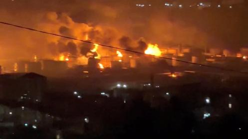 Incendie de la raffinerie de pétrole de Touapsé, dans le kraï de Krasnodar (Russie), le 20 avril 2026.
