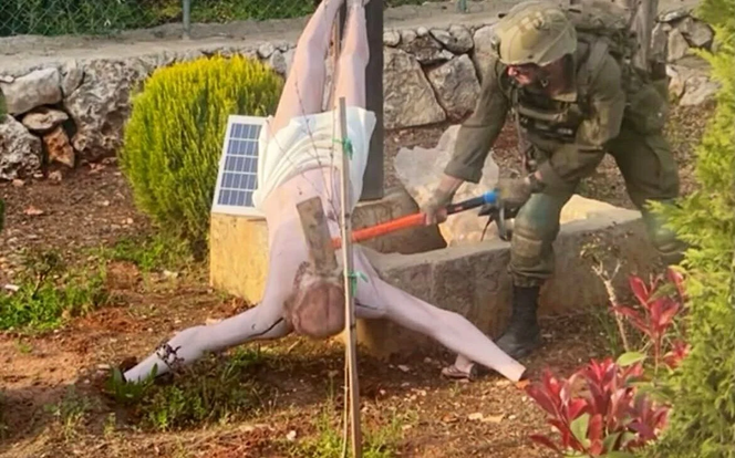 Um soldado do exército israelense destruindo uma estátua de Jesus em Debel, sul do Líbano, em imagem postada nas redes sociais em 19 de abril de 2026. 