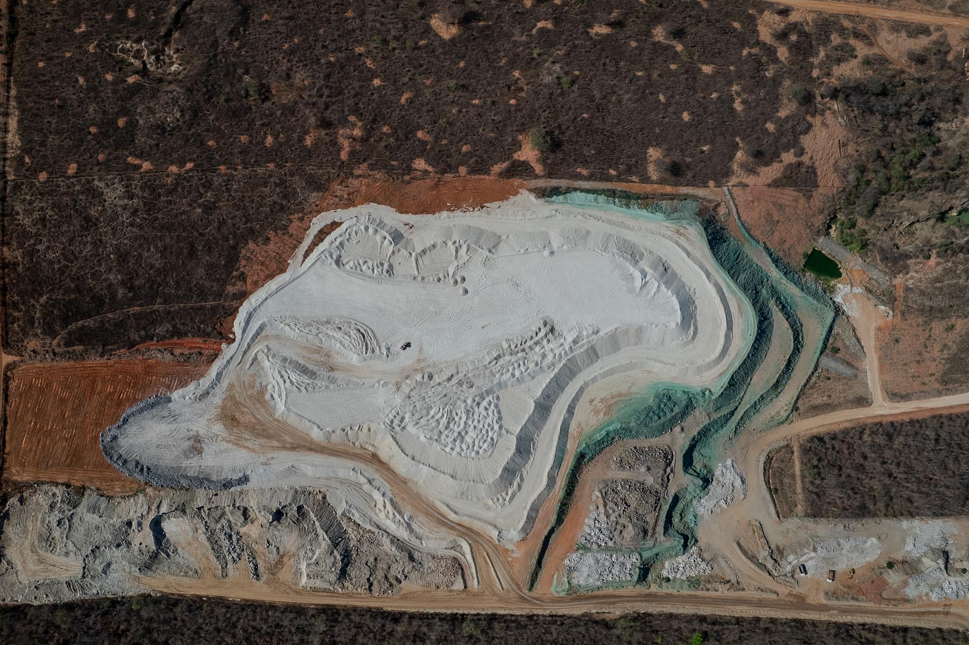 Un site d’extraction de lithium à ciel ouvert, dans la vallée de Jequitinhonha, dans l’Etat du Minas Gerais, au Brésil, le 27 septembre 2024.