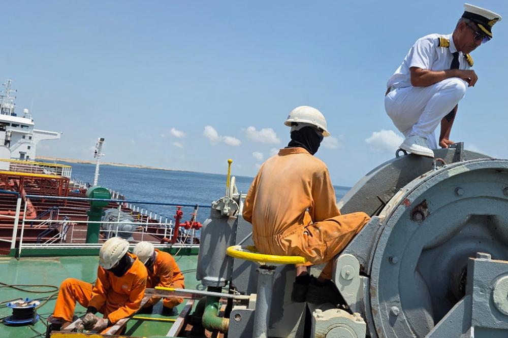 Sur le pont du tanker Sea Moon, dans les eaux du golfe d’Oman, le 15 avril 2026. - AP