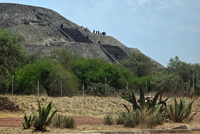 Policiais na zona arqueológica de Teotihuacan, no Estado do México, México, após um tiroteio em 20 de abril de 2026.