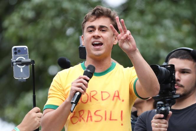 Deputado bolsonarista Nikolas Ferreira durante manifestação da direita sob o lema “Acorda, Brasil”, pedindo a destituição do presidente Lula e de dois juízes do Supremo Tribunal Federal, em São Paulo, 1º de março de 2026. 