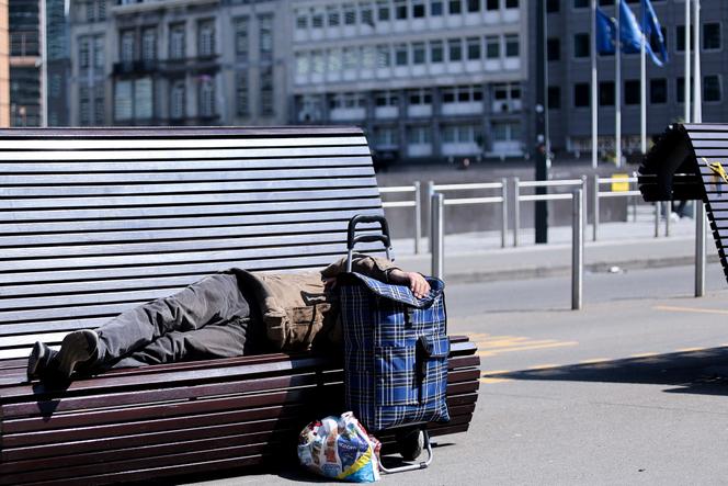 Um sem-abrigo perto da sede da UE em Bruxelas, em 2 de maio de 2022.